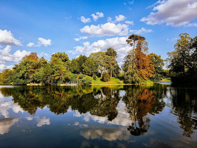 The lake at Bois de Boulogne in Paris