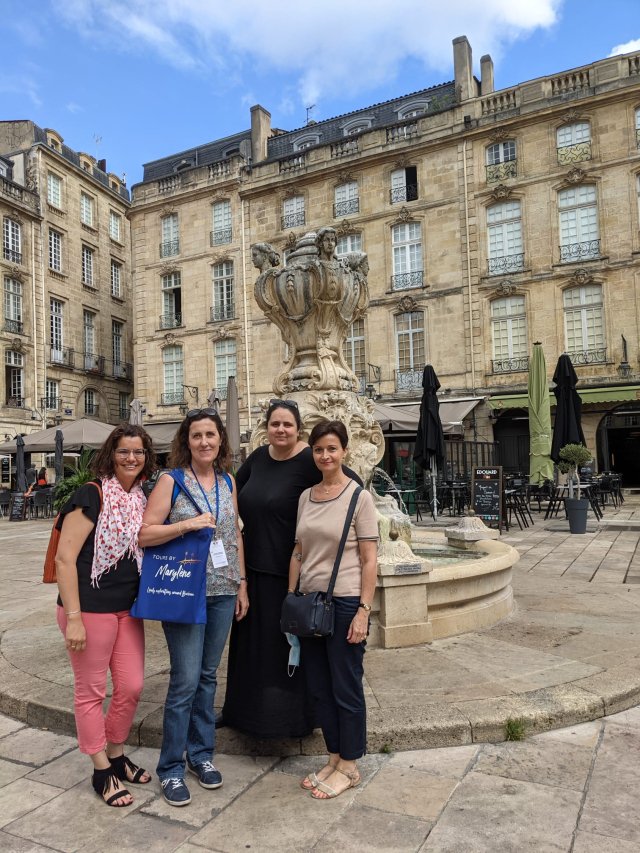 Bordeaux tour guide Marylène with travelers on the Place du Parlement in Bordeaux