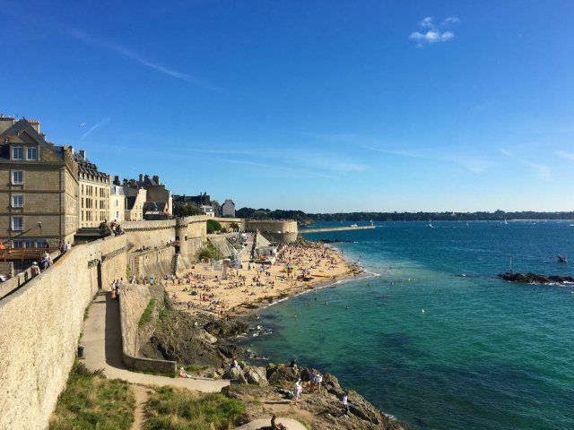 The beach and city walls of Saint-Malo