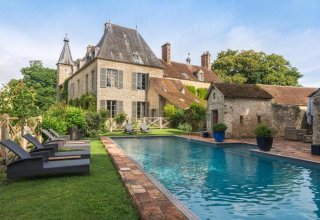 Enjoy a luxury stay in a gorgeous mansion near Le Mans