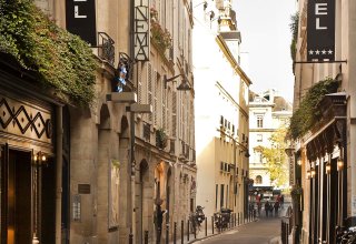 Isn't this street "typiquement Parisienne ?"