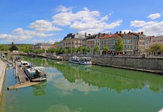 In a quiet street just behind the Marne canal with all bars & restaurants