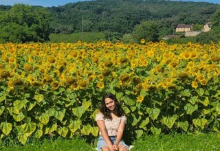 Traveler Damaris in front of a sunflower field in the Loire Valley