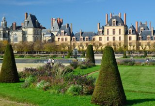 Fontainbleau castle photos - park and gardens Fontainbleau castle is surrounded by a park